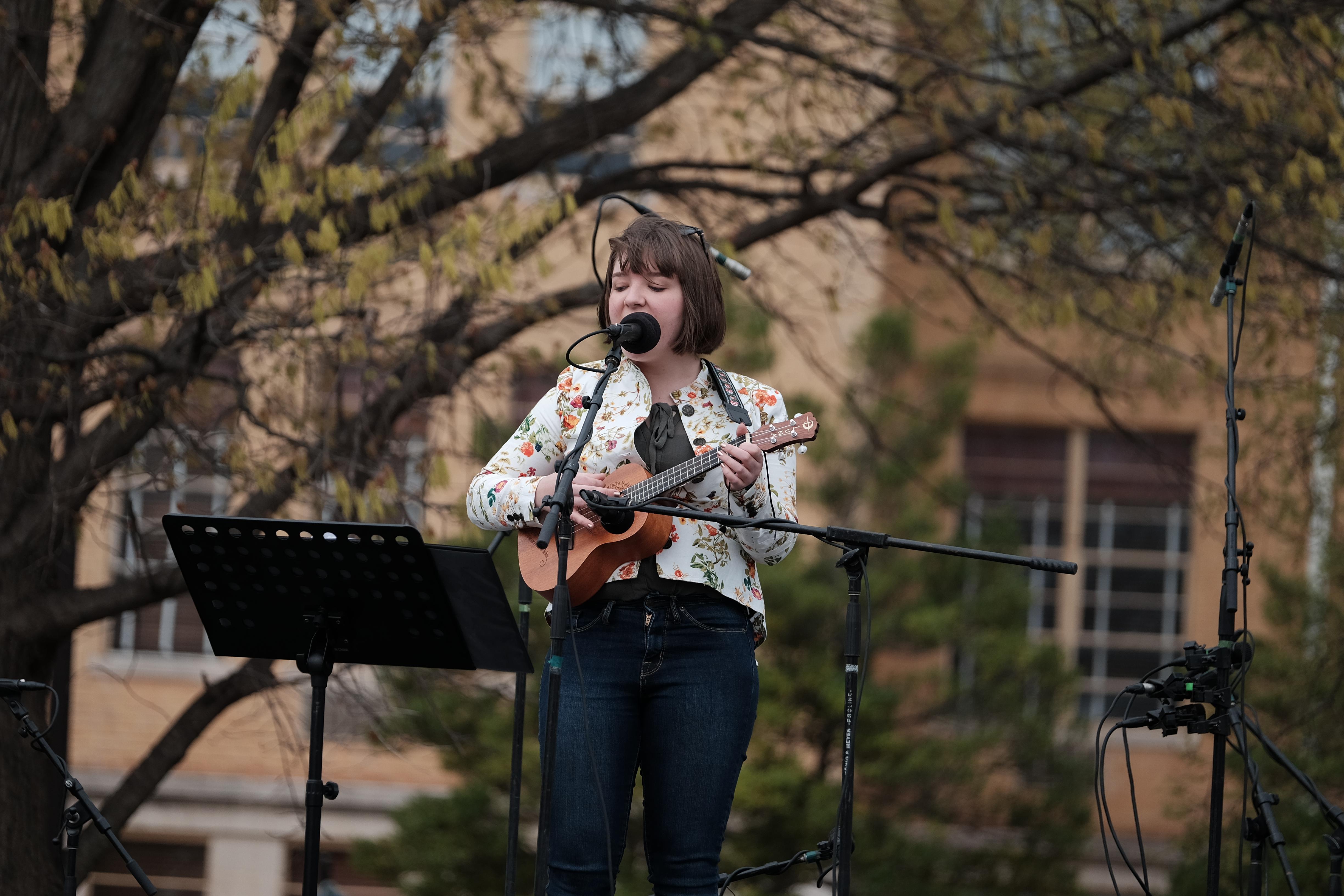 Girl singing at Droverstock 2018