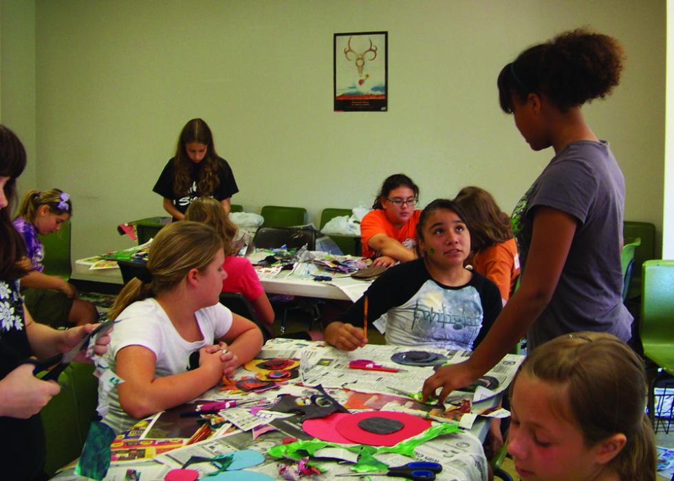 Children painting 