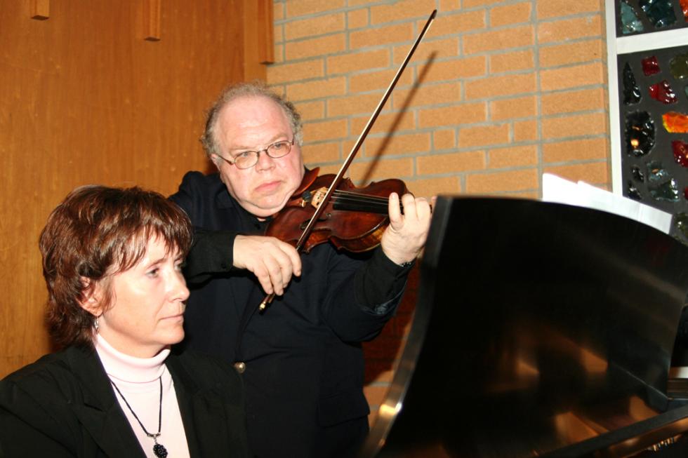 Guest playing the violin 